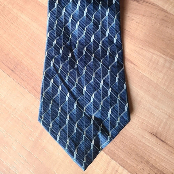 NWT, Van Heusen blue tie. - Picture 4 of 5